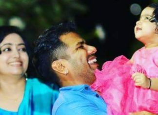 അച്ഛന്റെയും അമ്മയുടെയും അന്ത്യചുംബനം കാത്ത് തേജസ്വനി..!!